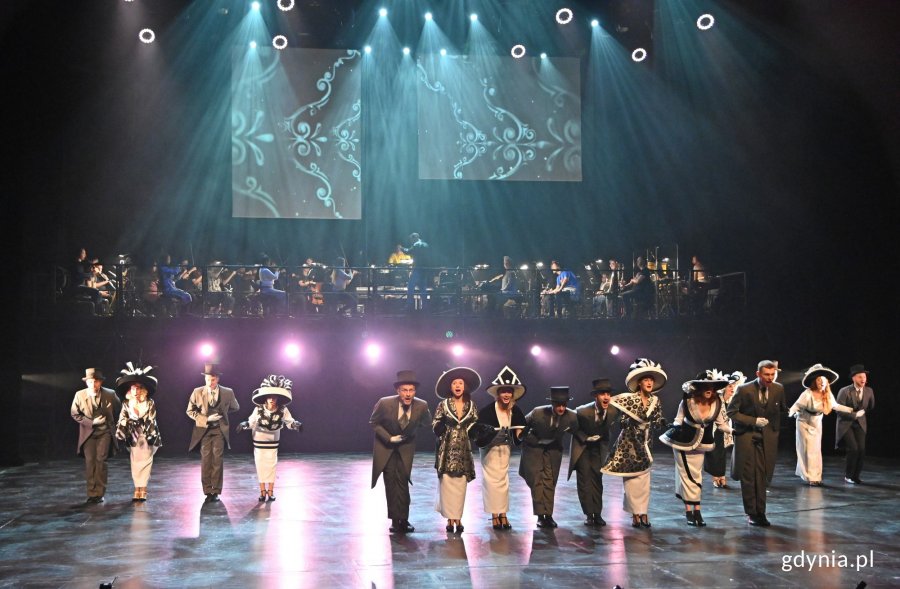 Zdjęcie z próby koncertu sylwestrowego „Rewia 90 & British”  w Teatrze Muzycznym. Scena zbiorowa // fot. Magdalena Czernek