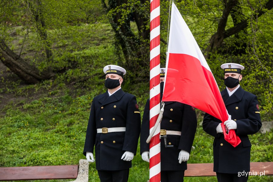 Podniesienie flagi państwowej na maszt podczas uroczystości z okazji Narodowego Święta Konstytucji 3 Maja // fot. Karol Stańczak