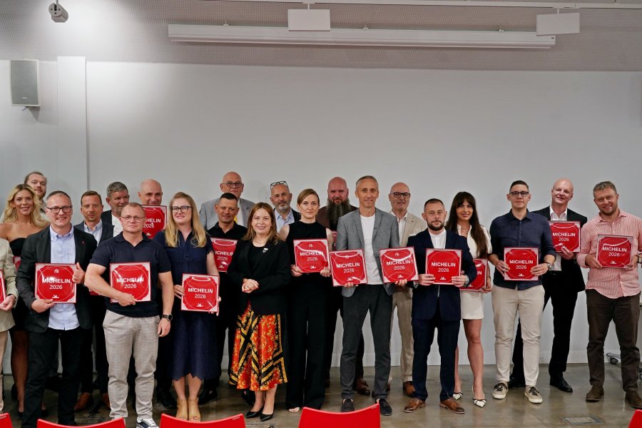 Wsp&oacute;lne zdjęcie uczestnik&oacute;w ceremonii wręczenia plakiet Michelin 2026