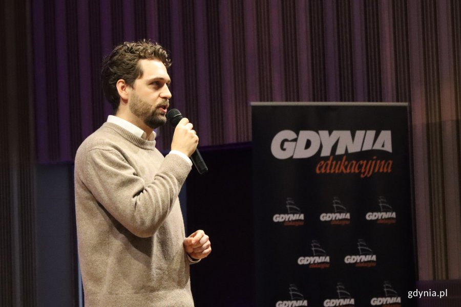 Spotkanie kadry zarządającej gdyńskich plac&oacute;wek oświatowych, na zdjęciu Rzecznik Praw Uczniwskich Filip Śmigielski  (fot. Katarzyna Balcerzak)