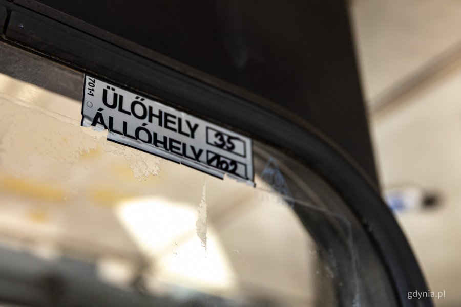 Wnętrze Ikarusa 280T, kt&oacute;ry już znajduje się na zajezdni PKT w Gdyni (fot. Kamil Złoch)