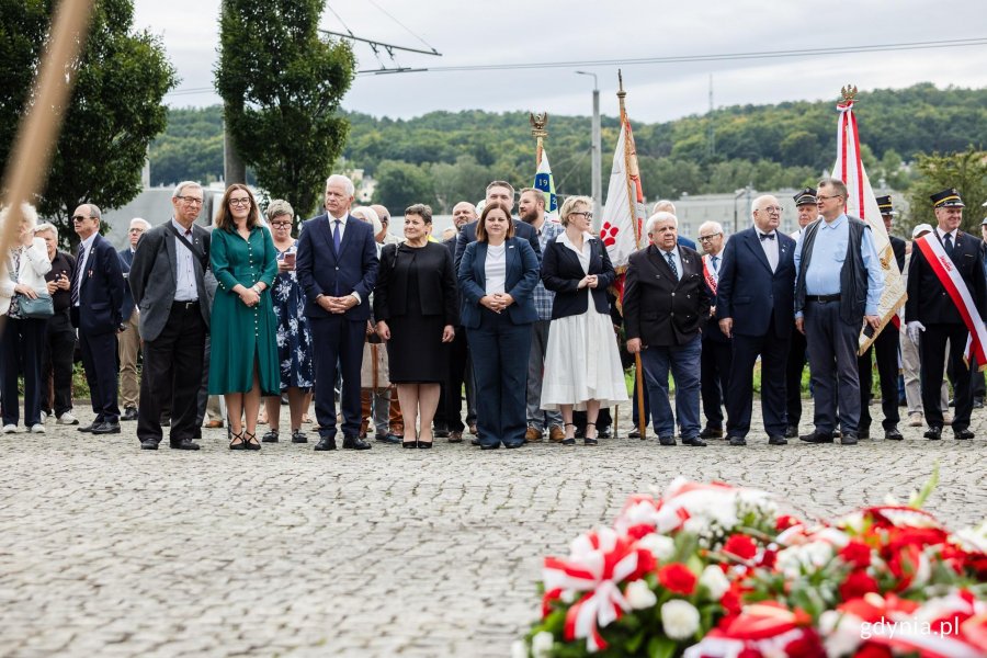 W uroczystościach wzięli udział parlamentarzyści i samorządowcy, jak m.in. senator Sławomir Rybicki, posłanka Wioleta Tomczak, poseł Marcin Horała, prezydent Gdyni Aleksandra Kosiorek, przewodniczący Rady Miasta Tadeusz Szemiot, wiceprzewodniczący Rady Miasta Ireneusz Trojanowicz i radni (fot. Karol Stańczak)