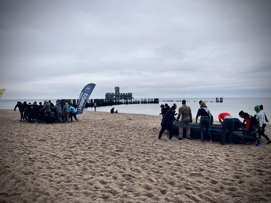 Sobotni trening komandosów Formozy z mieszkańcami na plaży Babie Doły