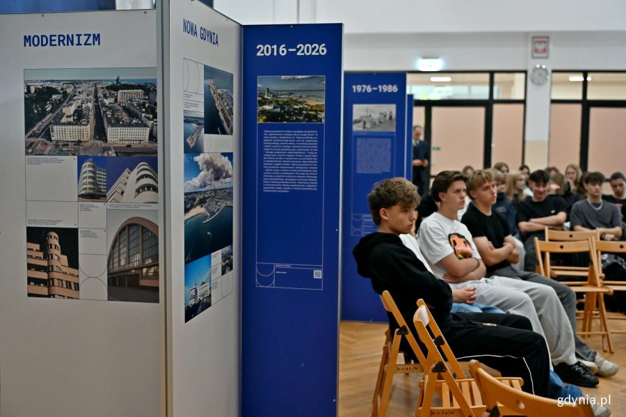 Uczniowie II LO podczas inauguracji wystawy &bdquo;Gdynia x 10&rdquo; w auli II LO w Gdyni 