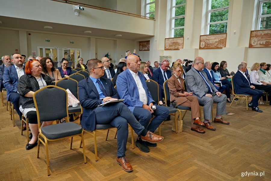 Przedstawiciele pomorskich powiatów zebrani w sali Polskie Niebo Urzędu Marszałkowskiego Województwa Pomorskiego podczas 38. Pomorskiego Forum Samorządowego ds. Profilaktyki i Promocji Zdrowia 