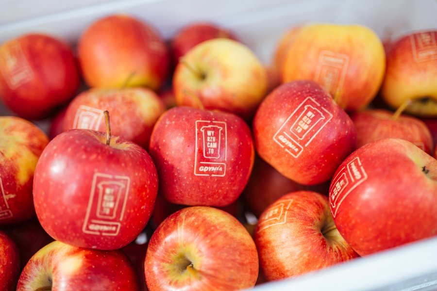 Kampania "Wyrzucam.to" dot. zasad segregacj odpadów. Zdjęcie przedstawia jabłka z wyciętym laserowo logo kampanii "Wyrzucam.to". (fot. Personal PR Sp. z o.o.)
