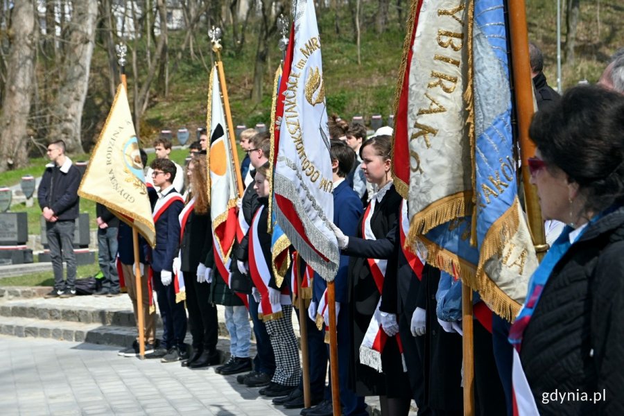 Poczty sztandarowe uczestniczące w uroczystościach z okazji 83. rocznicy zbrodni katyńskiej, które odbyły się na Cmentarzu Wojennym w Redłowie // fot. Magdalena Czernek