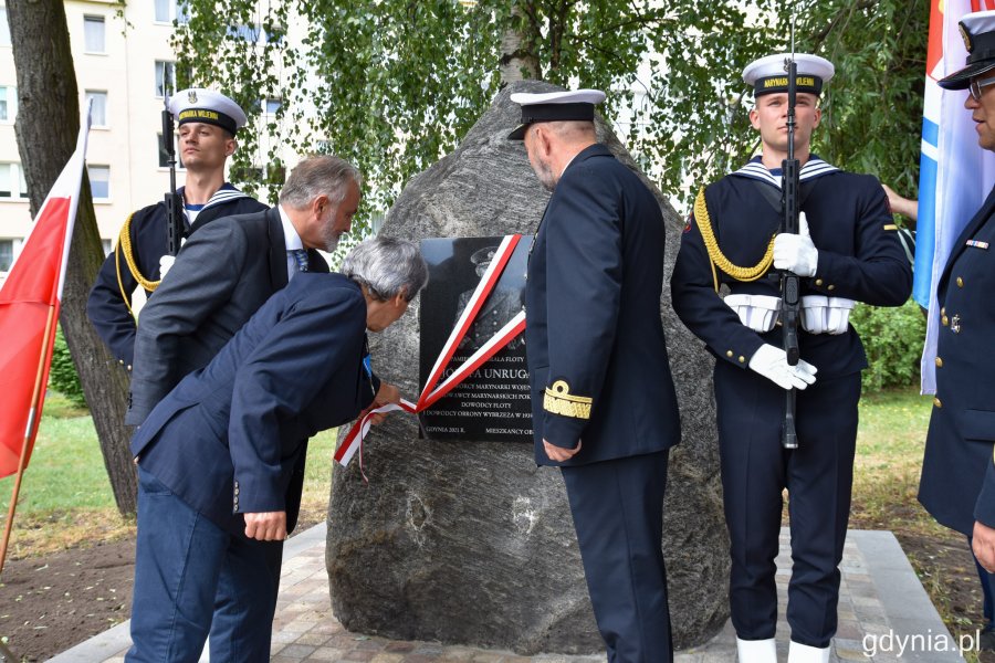 Tablice odsłaniają Wojciech Szczurek - prezydent Gdyni, Wojciech Lipiński - przewodniczący Rady Dzielnicy Obłuże oraz kadm. Mirosław Jurkowlaniec - dowódca 3. Flotylli Okrętów // fot. Magdalena Czernek 