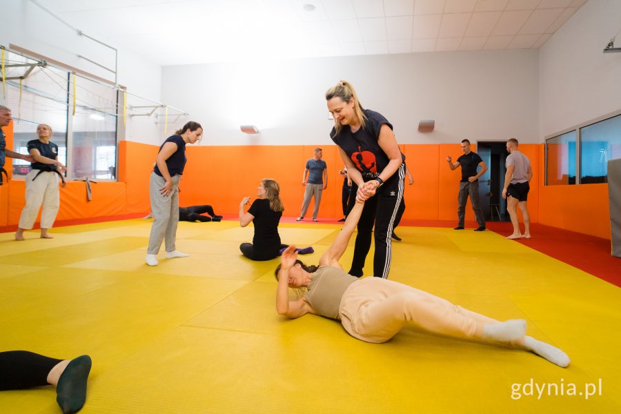 Trening samoobrony podczas akcji „Trenuj z wojskiem” na Akademii Marynarki Wojennej 