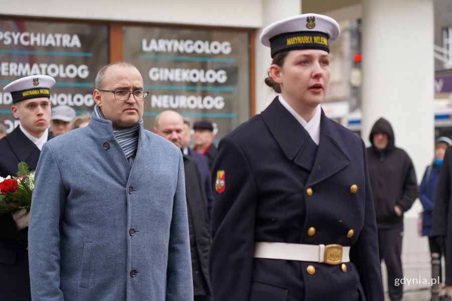 Wicewojewoda Emil Rojek składa kwiaty w imieniu wojewody Beaty Rutkiewicz