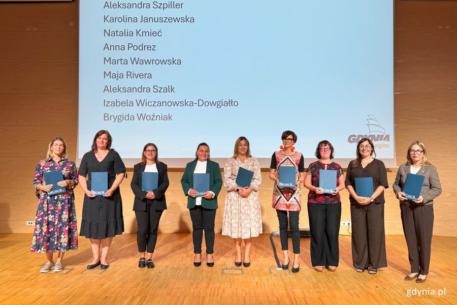Osoby na scenie pozujace po wręczeniu nominacji