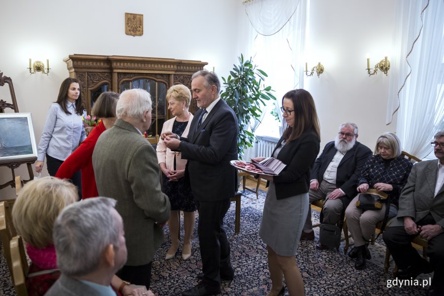 Pamiątkowe Medale za Długoletnie Pożycie Małżeńskie z rąk prezydenta Wojciecha Szczurka odebrały pary obchodzące Złote Gody, na zdjęciu: prezydent Wojciech Szczurek, fot. Przemysław Kozłowski