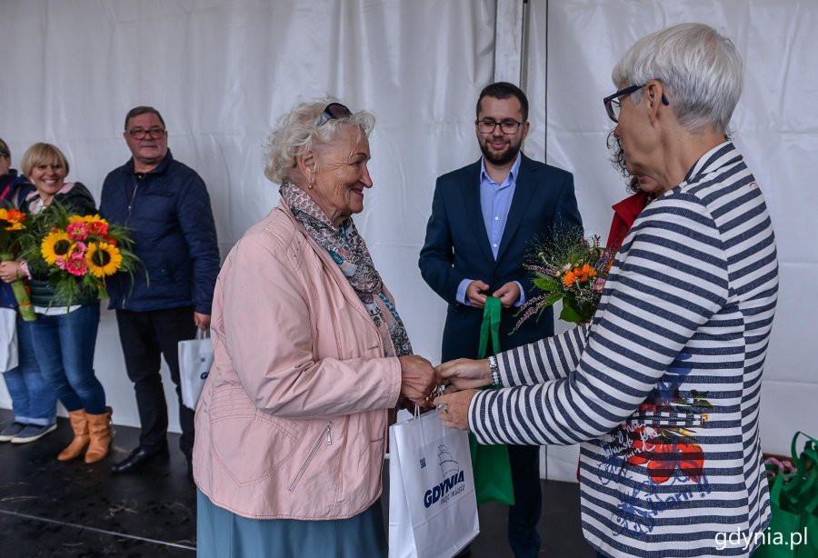 Przewodnicząca gdyńskiej Rady Miasta Joanna Zielińska wręczała nagrody laureatom konkursu "Gdynia w kwiatach" // fot. Przemek Świderski