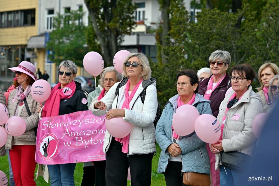 Uczestniczki Marszu R&oacute;żowej Wstążki zgromadzone przed Pomnikiem Polski Morskiej 