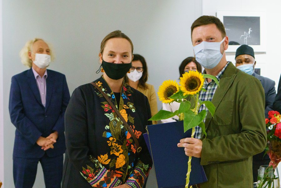 Na zdj. Maja Wagner wręcza nagrodę Prezydenta Miasta Gdyni Adamowi Warżawie za zdjęcie „Mistrzostwa Europy w Short Tracku", fot. Anna Rezulak