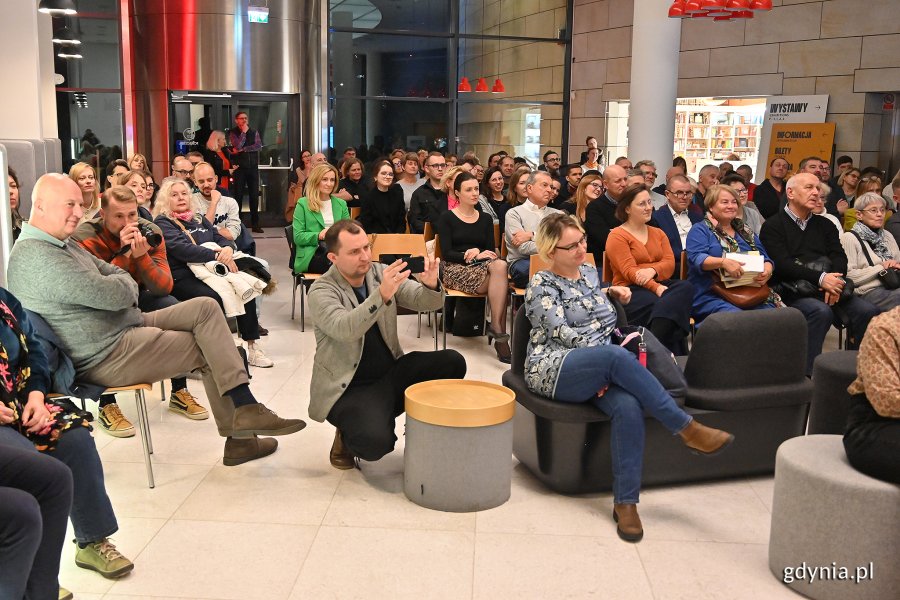 Publiczność podczas spotkania autorskiego z Grzegorzem Piątkiem w sali Muzeum Miasta Gdyni