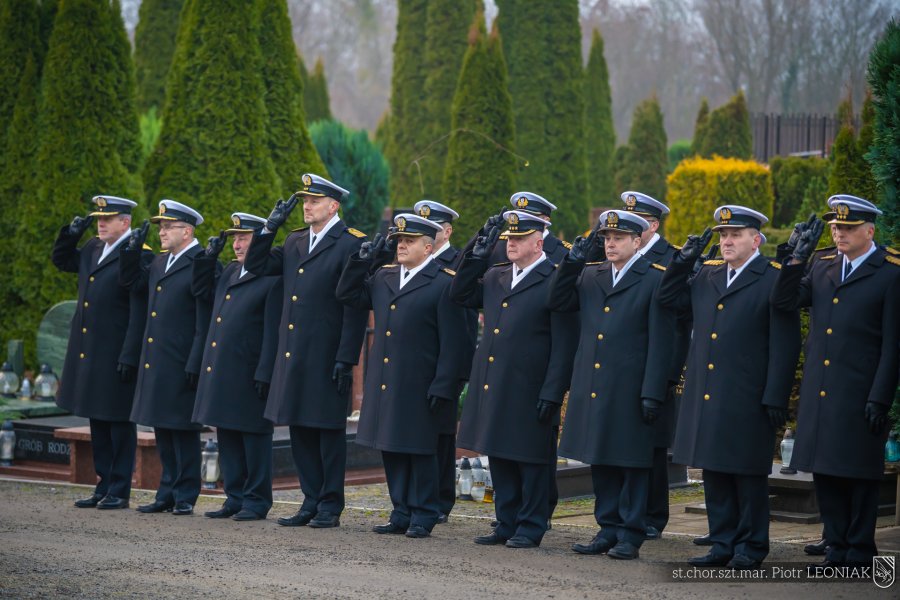 Przedstawiciele Marynarki Wojennej RP salutujący podczas uroczystości upamiętniających marynarzy represjonowanych przez władze komunistyczne w okresie powojennym