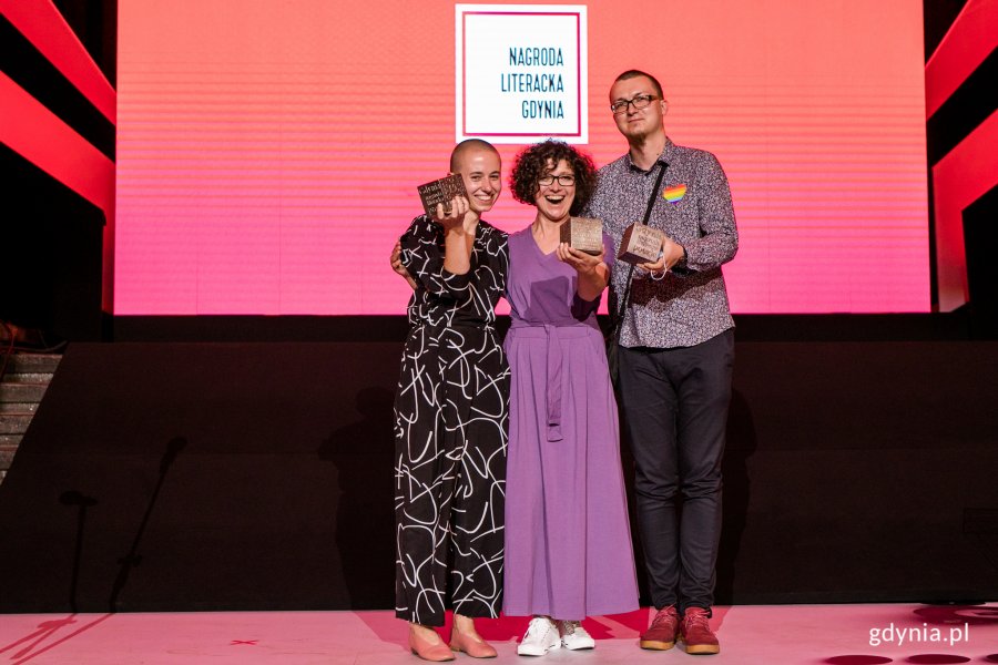 Troje z czworga laureatów Nagrody Literackiej Gdynia 2020. Na zdjęciu od lewej: Dorota Kotas, Urszula Zajączkowska i Tomasz Bąk // fot. Karol Stańczak