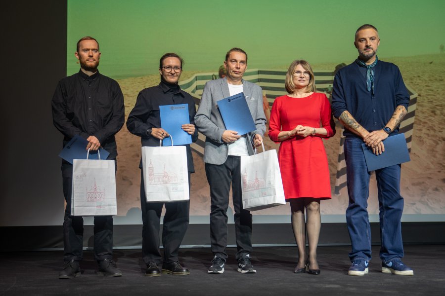 Honorata Krupka – skarbnik miasta Gdyni z laureatami nagrody i wyróżnień Prezydent Miasta Gdyni w konkursie Gdańsk Press Photo 2025 (od prawej): Tomkiem Kamińskim, Olkiem Knitterem, Martyną Niećko oraz Mikołajem Wasilewskim 