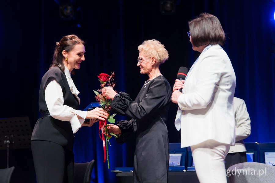  Beata Rutkiewicz, wojewoda pomorska wręcza wyr&oacute;żnionym paniom kwiaty