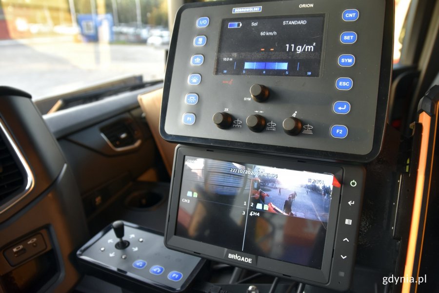Panel sterowania w kabinie kierowcy pojazdu specjalnego // fot.gdynia.pl