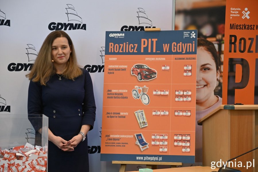 Anna Maślana - przewodnicząca komisji nadzoru loterii przy tablicy z wynikami // fot. Magdalena Śliżewska