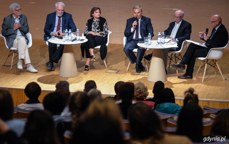 Debata o przyszłości Europy w PPNT. Na zdjęciu Stanisław Szwabski, Jan Olbrycht, Marzena Guz-Vetter, Tadeusz Truskolaski, Janusz Lewandowski oraz prowadzący debatę Marek Ponikowski..