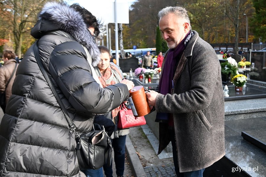 Na cmentarzu witomińskim kwestował m.in. prezydent Wojciech Szczurek // fot. Michał Puszczewicz