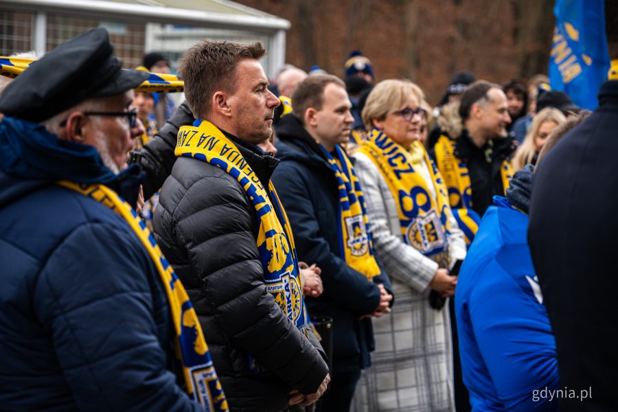 Większościowy właściciel Arki Gdynia Marcin Gruchała. Symboliczne odsłonięcie tablicy z nazwą placu Janusza Kupcewicza przy Stadionie Miejskim w Gdyni (fot. Kamil Złoch)