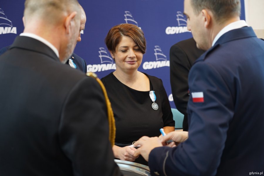 Uczestnicy akcji &bdquo;100 litr&oacute;w krwi na 100-lecie Gdyni podczas uroczystości