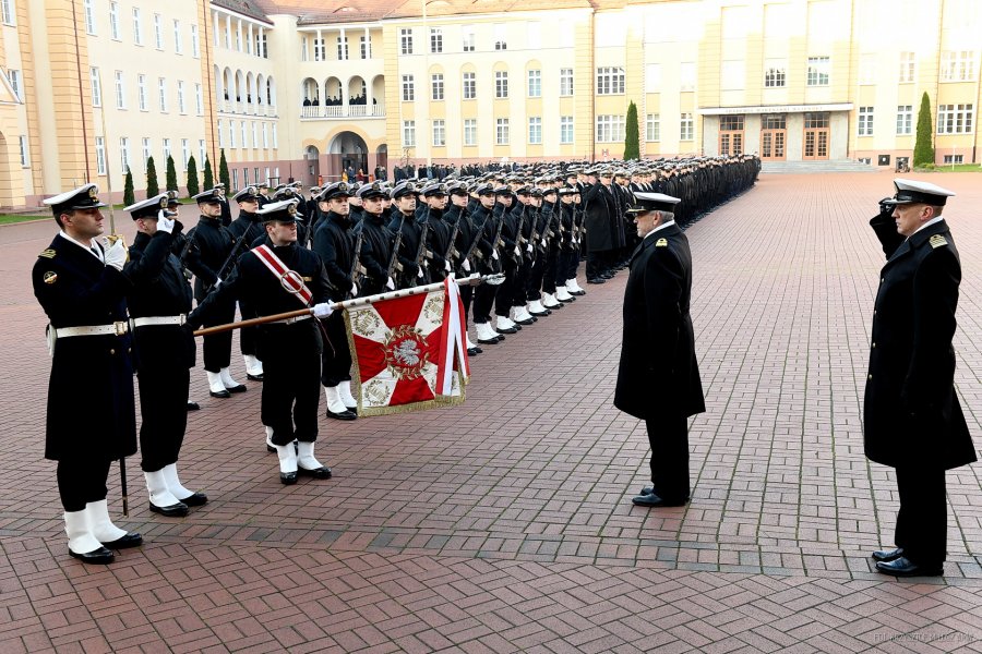 Zgromadzeni na placu uczestnicy apelu salutują i oddają hołd sztandarowi.