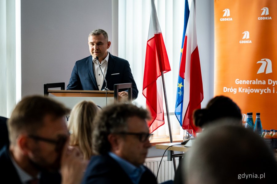 Posiedzenie sejmowej Komisji Infrastruktury w Porcie Gdynia – przemówienie burmistrza Rumi Michała Pasiecznego (fot. Kamil Złoch)