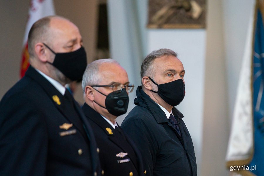Msza św. w kościele pw. MB Nieustającej Pomocy i św. Piotra Rybaka w setną rocznicę odprawienia polowej mszy św. z okazji rozpoczęcia budowy poru w Gdyni. Pierwszy z prawej prezydent Gdyni Wojciech Szczurek. Fot. Anna Rezulak