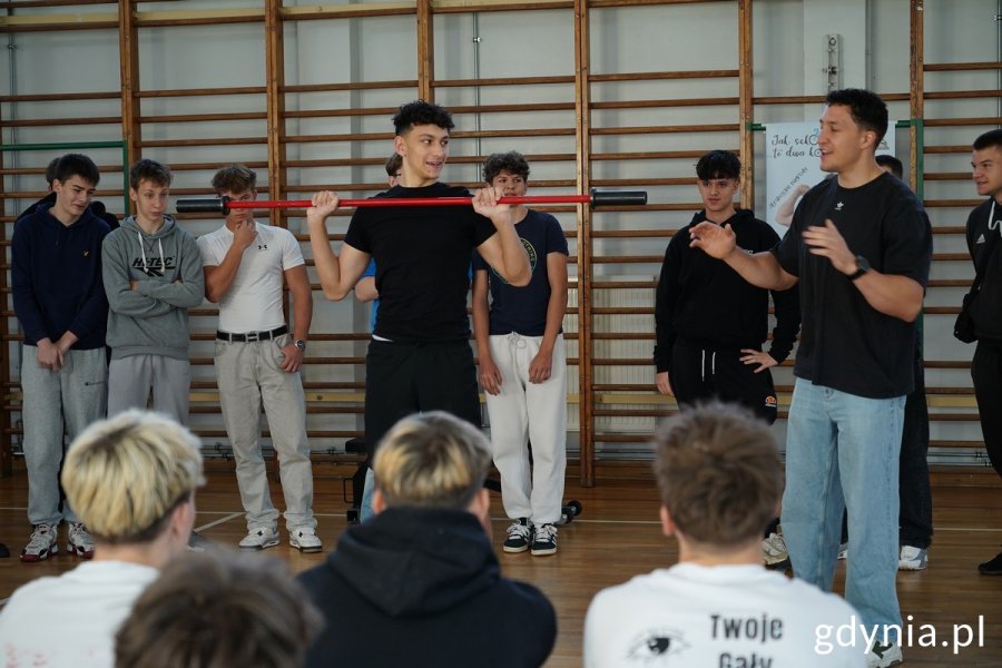 Influencer AJ z uczniami w Zespole Szkół Ekologiczno-Transportowych w Gdyni 