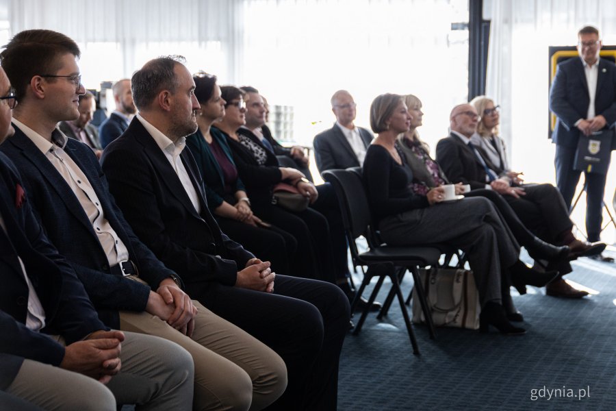 Na zdjęciu m.in. wiceprezydent Gdyni Tomasz Augustyniak. Konferencja European Healthy Stadia Network zorganizowana przez Arkę Gdynia, Gdański Uniwersytet Medyczny i Gdyńskie Centrum Zdrowia (fot. Kamil Złoch)