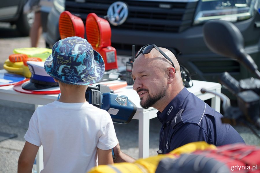 Policjant rozmawia z chłopcem