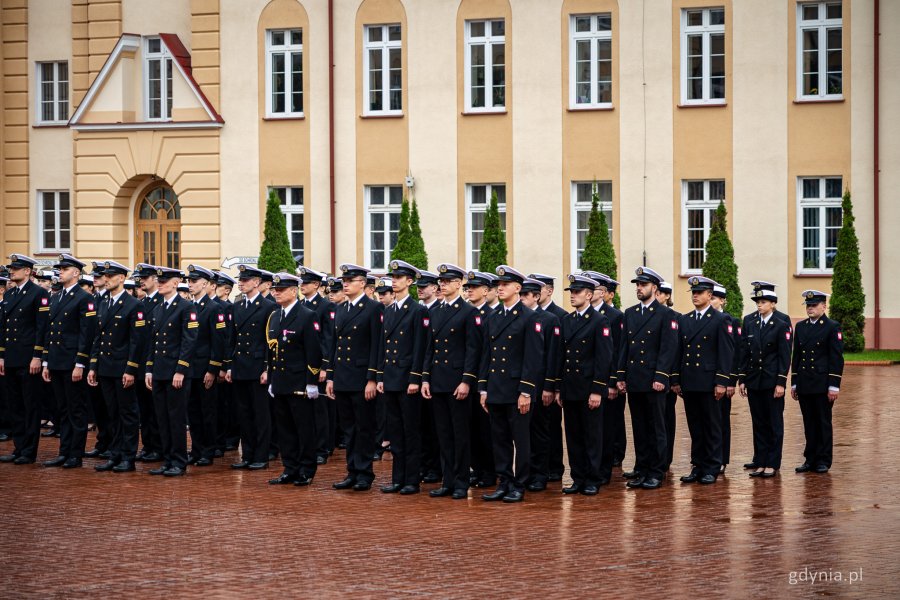 Uroczystość promocji na stopnie oficerskie dla absolwentów kursów oficerskich na Akademii Marynarki Wojennej w Gdyni (fot. Kamil Złoch)