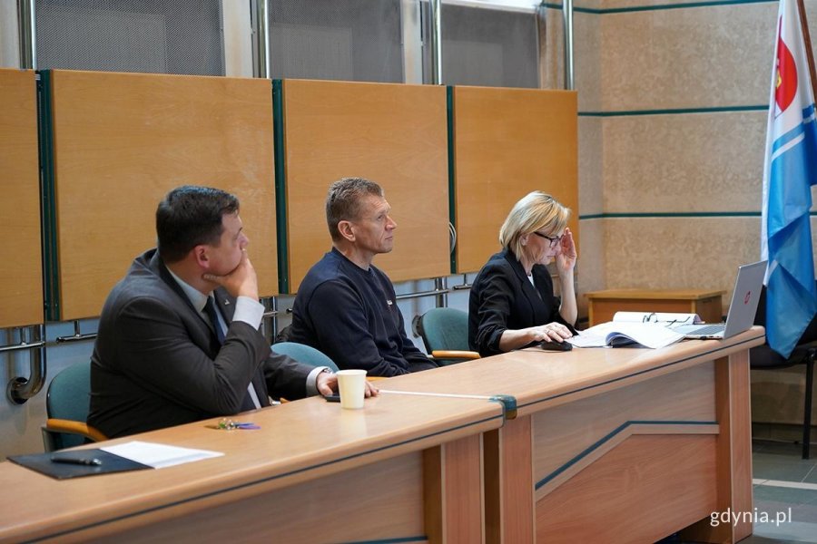 Na zdjęciu (od lewej): Dyrektor Generalny Urzędu Łukasz Kobus, dyrektor Zarządu Dr&oacute;g Miejskich Michał Felon i kierownik Referatu Um&oacute;w Drogowych Dorota Giesek, kt&oacute;rzy siedzą za stołem w sali obrad (fot. Karolina Szypelt)