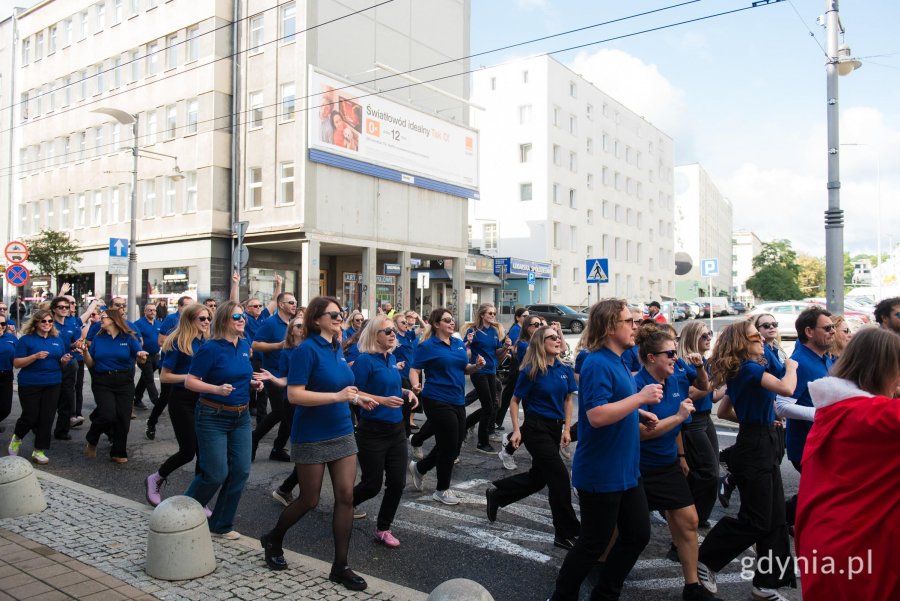 Grupa Gdynian w trakcie kręcenia scen na ulicy Świetojańskiej