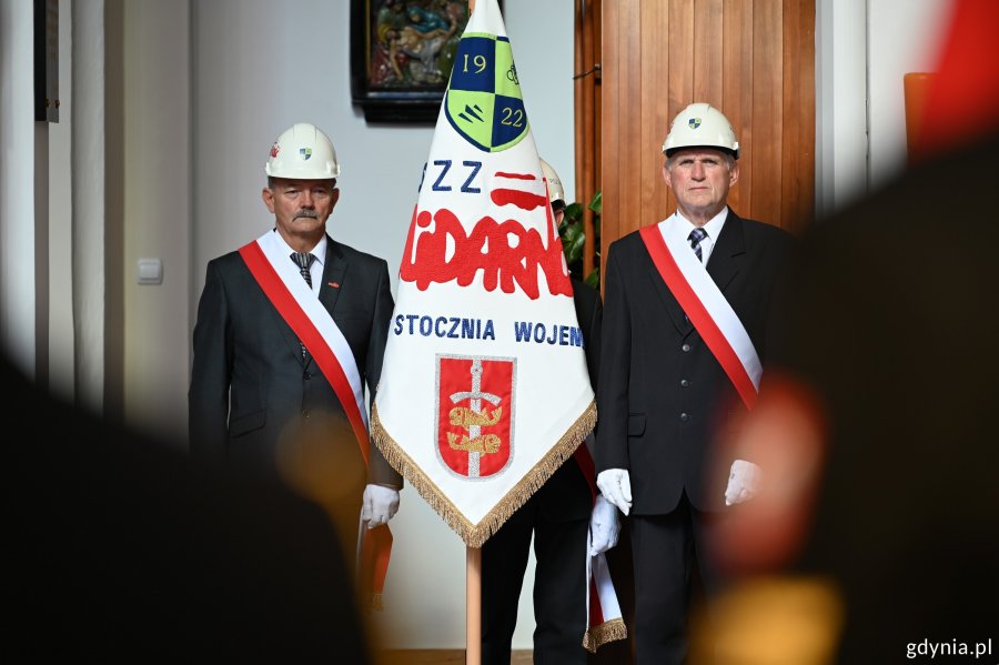 Dw&oacute;ch przedstawicieli NZSS Solidarność ze sztandarem na mszy w Kościele Garnizonowym
