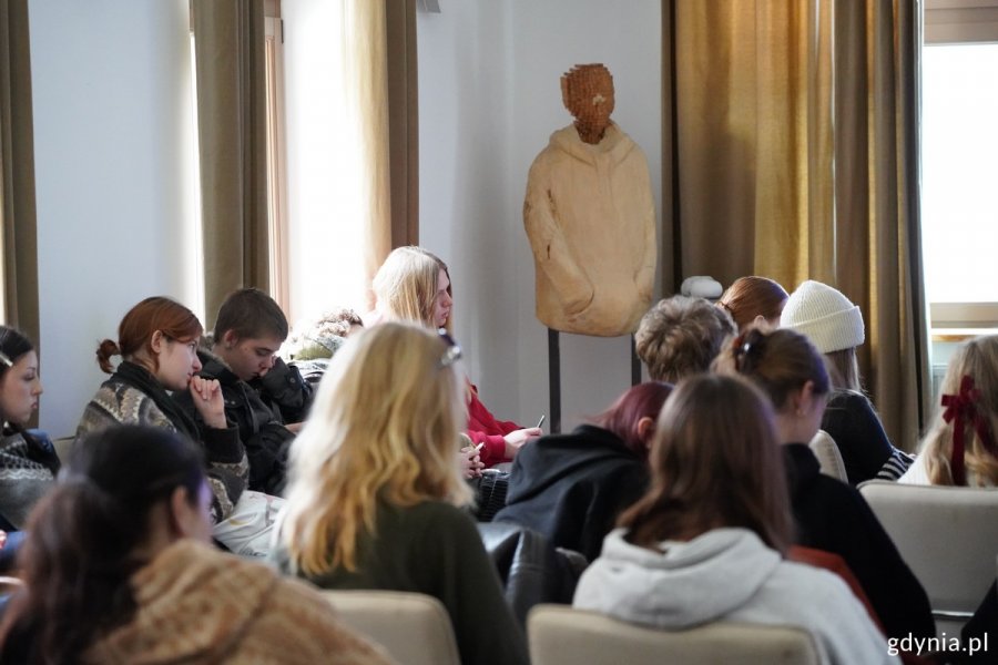 Uczniowie Państwowego Liceum Sztuk Plastycznych w Gdyni na spotkaniu z Jackiem Piątkiem