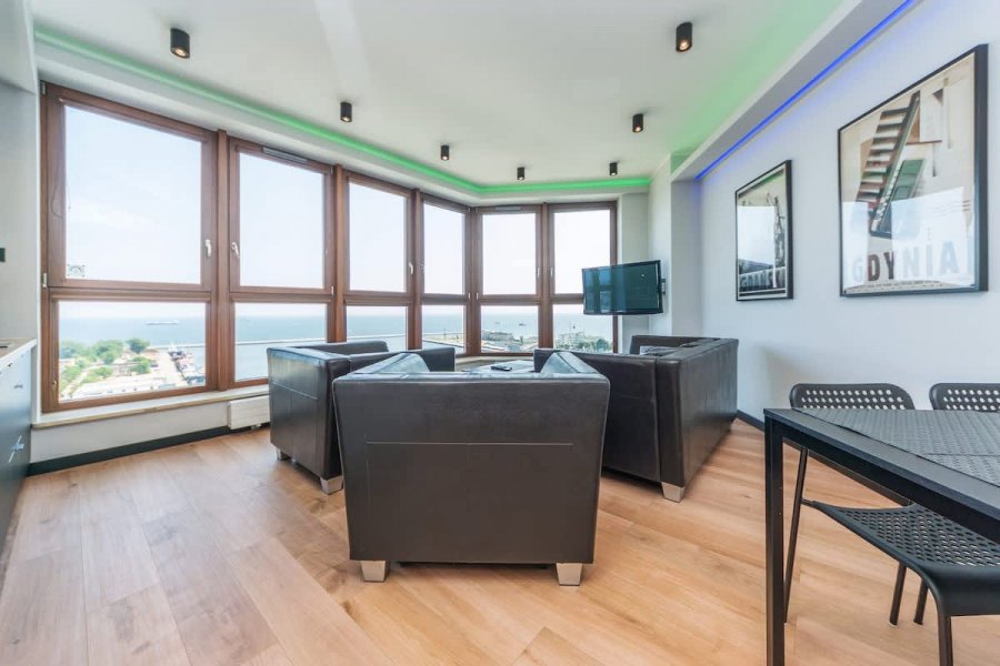 Salon z widokiem na morze w obiekcie Hryniewickiego 6B/132