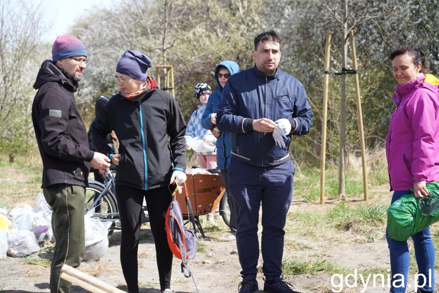Kobiety i mężczyźni z workami w dłoniach
