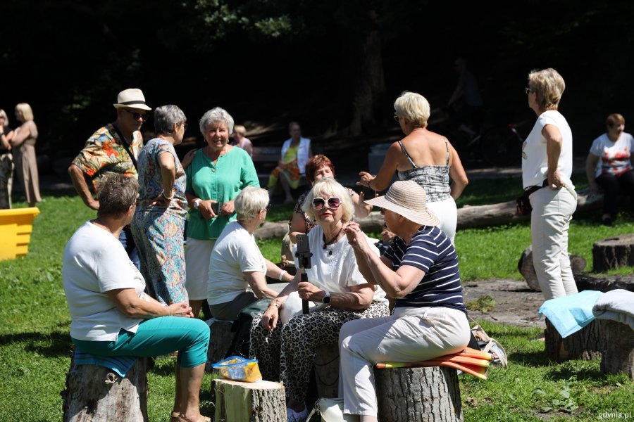 Uczestnicy pikniku dla senior&oacute;w na Polance Redłowskiej