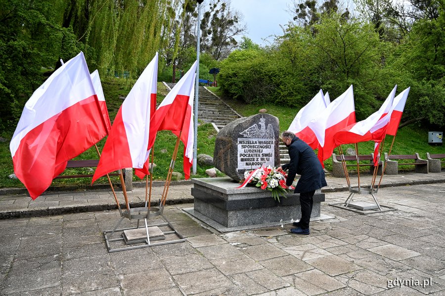 Prezydent Gdyni Wojciech Szczurek złozył kwiaty pod pomnikiem Konstytucji 3 Maja // fot. Michał Puszczewicz