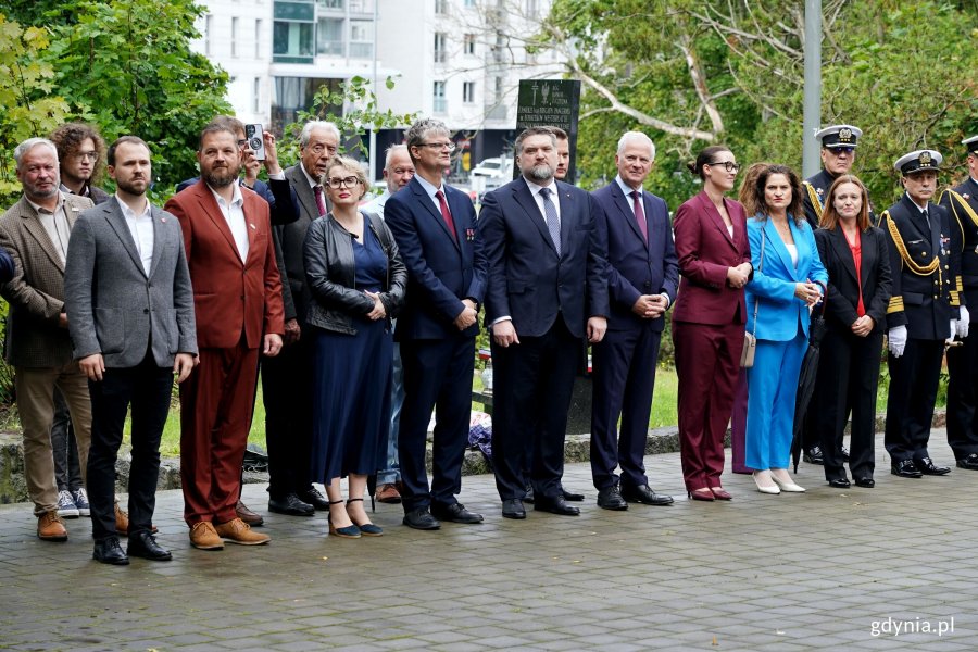 W uroczystościach z okazji 87. rocznicy wybuchu II wojny światowej na Cmentarzu Wojennym w Redłowie wzięli udział m.in. (od lewej): radni Gdyni Norbert Anisowicz, Łukasz Strzałkowski i Agnieszka Tokarska, wiceprezydent Gdyni Rafał Geremek, przewodniczący Rady Miasta Gdyni Tadeusz Szemiot, senator Sławomir Rybicki oraz posłanki Wioleta Tomczak i Dorota Arciszewska-Mielewczyk 
