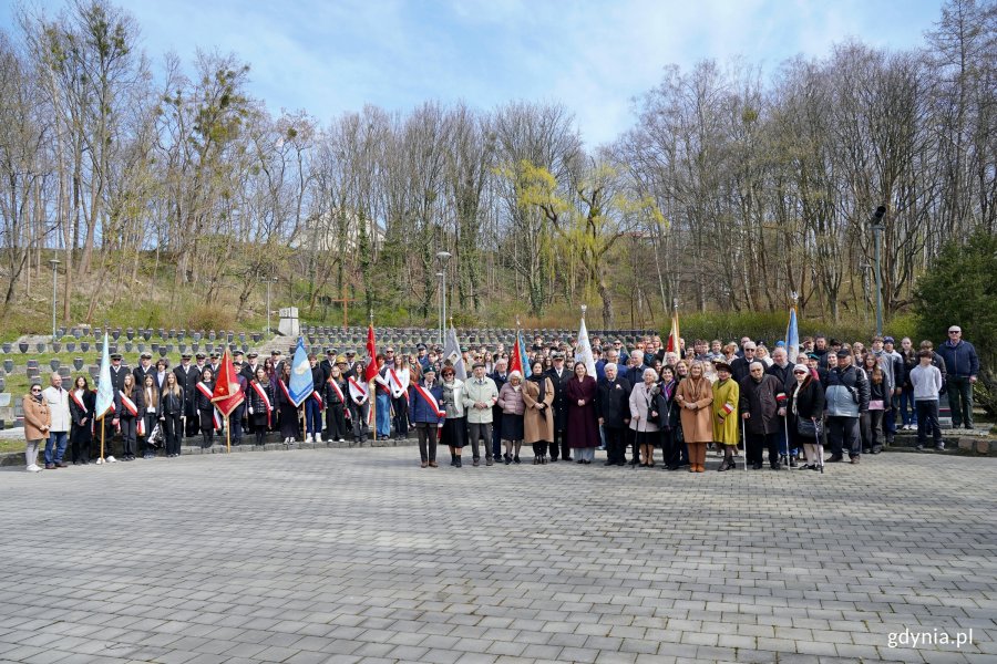 Wsp&oacute;lne zdjęcie uczestnik&oacute;w uroczystości z okazji Dnia Pamięci Ofiar Zbrodni Katyńskiej na Cmentarzu Wojennym w Redłowie