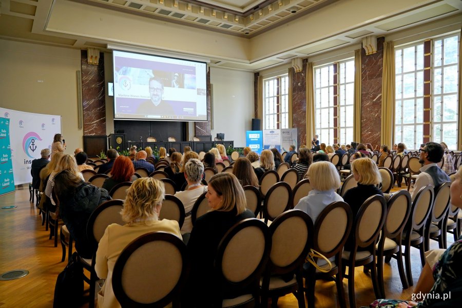Uczestnicy 3. Konwencji Kobiet Branży Morskiej zgromadzeni w auli Uniwersytetu Morskiego w Gdyni 