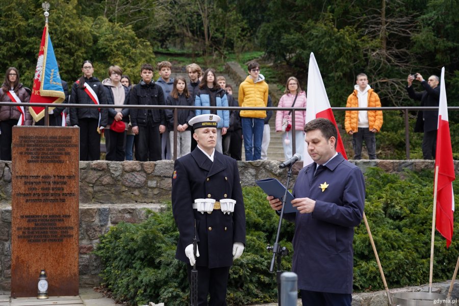 List od prezydent Gdyni czyta wiceprezydent Maciej Zielonka