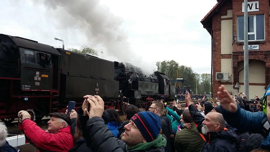 Ludzie fotografują pociąg